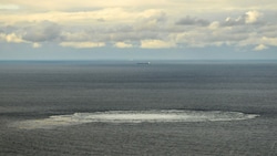 Gasblasen an der Meeresoberfläche über einem der Lecks der beiden Nord-Stream-Pipelines in der Ostsee (Bild: AFP/Danish Defense)