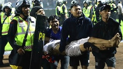 Für mehr als 120 Besucher des Stadions kam jede Hilfe zu spät. Unter den Todesopfern befinden sich auch zwei Polizisten. (Bild: AP)