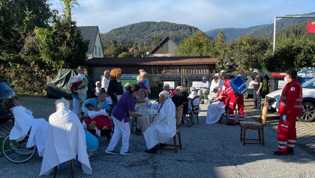 Die Heimbewohner wurden im Freien in Sicherheit gebracht. (Bild: Hwf Villach)