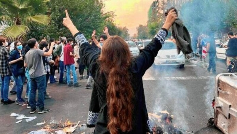 Mutige Frauen sind die tragende Säule der Proteste gegen die Regierung und die Mullahs im Iran. (Bild: www.VIENNAREPORT.at)