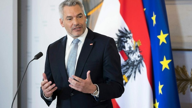 Ein Jahr im Kanzleramt: Karl Nehammer (ÖVP) zieht Bilanz. (Bild: BKA/Christopher Dunker)