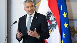 Ein Jahr im Kanzleramt: Karl Nehammer (ÖVP) zieht Bilanz. (Bild: BKA/Christopher Dunker)