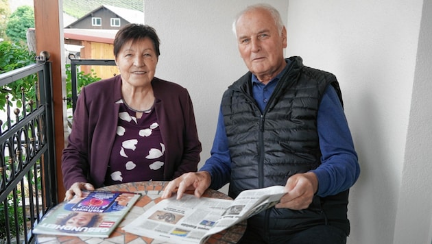 Brigitta und Karl Riegerbauer aus Siegersdorf haben die „Krone“ seit 50 Jahren im Abo: „Sie gehört einfach dazu.“ (Bild: Sepp Pail)