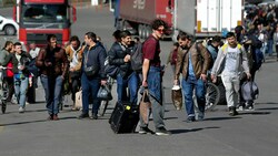 Flüchtende wehrpflichtige Männer an der Grenze zu Georgien (Bild: AP)