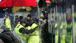2009 durchbrechen Austria-Fans beim Heimspiel gegen Athletic Bilbao die Absperrungen. (Bild: GEPA pictures/Walter Luger)