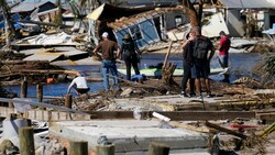 Verzweifelte Menschen betrachten die Schäden nach dem Hurrikan „Ian“ in Matlacha (Bild: The Associated Press)