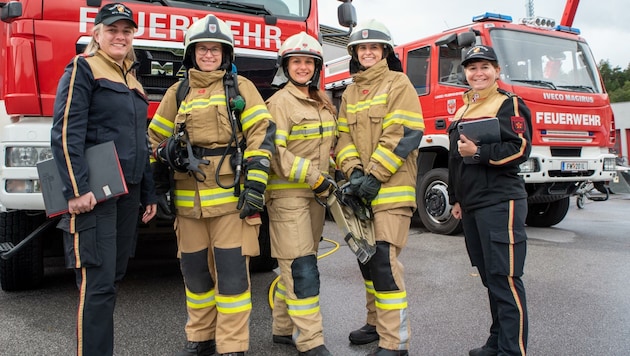 Magdalena Bichler, Madeleine Noichl-Schiessl, Simone Mantl, Lisa Raffl und Mia Lawton sind fünf von 1278 Frauen, die sich in Tirol bei den Freiwilligen Feuerwehren engagieren. (Bild: Anton Wegscheider)