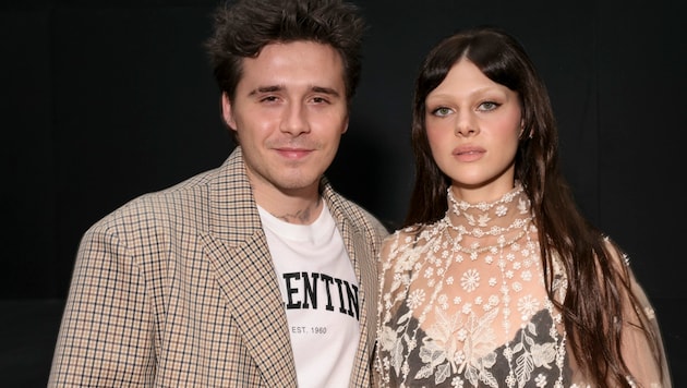 Brooklyn Beckham und seine Frau Nicola Peltz besuchten die Fashionshow von Valentino für den Frühling und Sommer 2023 in Paris. (Bild: Vianney Le Caer / AP / picturedesk.com)
