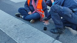 Aktivisten der "Letzten Generation" klebten sich am Montag in der Früh auf der Fahrbahn fest. (Bild: Letzte Generation AT)