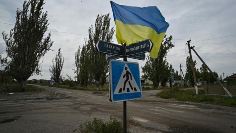 Die ukrainische Flagge in der Region Cherson (Bild: AFP)