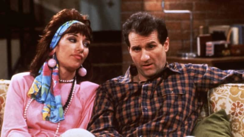 Katey Sagal und Ed O‘Neill als Ehepaar in der Serie „Eine schrecklich nette Familie“ (Bild: Impress / United Archives / picturedesk.com)