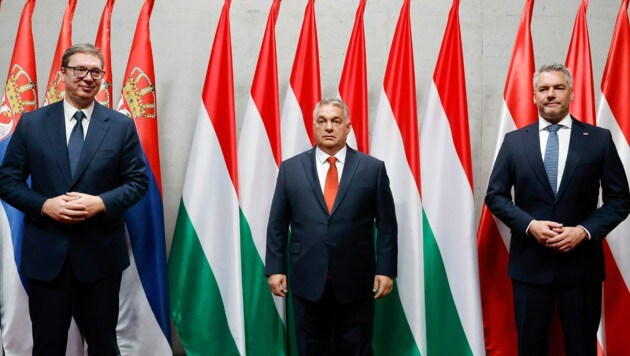 v.l.n.r.: Der serbische Präsident Aleksandar Vučić, der ungarische Regierungschef Viktor Orbán und Österreichs Bundeskanzler Karl Nehammer (Bild: Dragan TATIC)