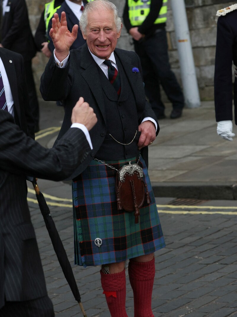 König Charles III. auf Besuch in der schottischen Stadt Dunfermline (Bild: RUSSELL CHEYNE / REUTERS / picturedesk.com)