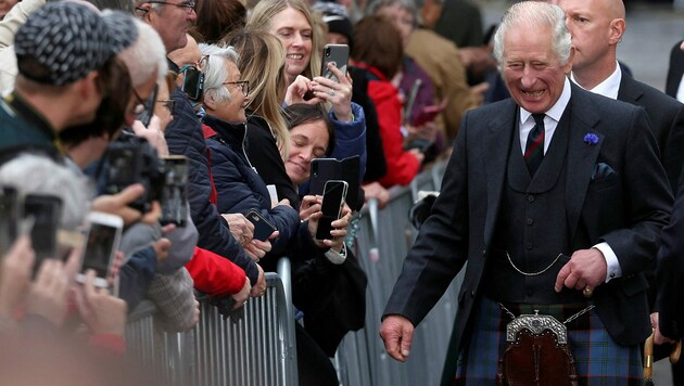 König Charles trägt in Schottland Kilt. (Bild: RUSSELL CHEYNE / REUTERS / picturedesk.com)