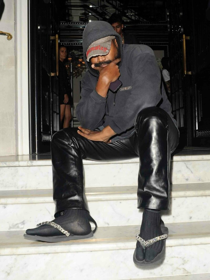 Kanye West trug bei Frühlings-Sommer-2023 Modenschau von Burberry in London glitzernde Flip-Flops mit Socken. (Bild: www.PPS.at)