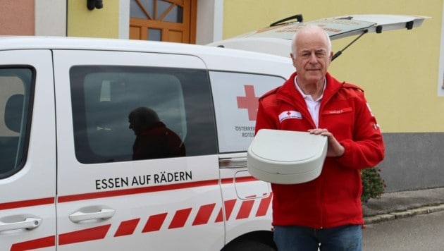 Rudolf Haller (73) ist beim Roten Kreuz in Grein bei Essen auf Rädern aktiv. (Bild: RKOÖ/Mach)