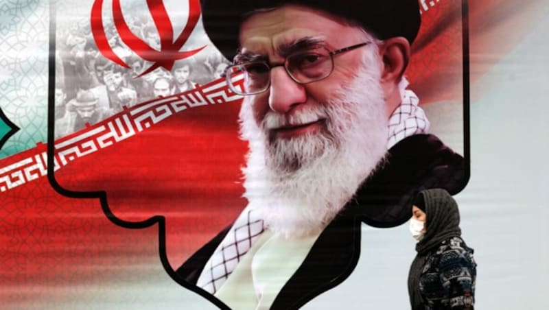 Ayatollah Ali Khamenei, auf einem Plakat abgebildet (Bild: APA/AFP/ATTA KENARE)