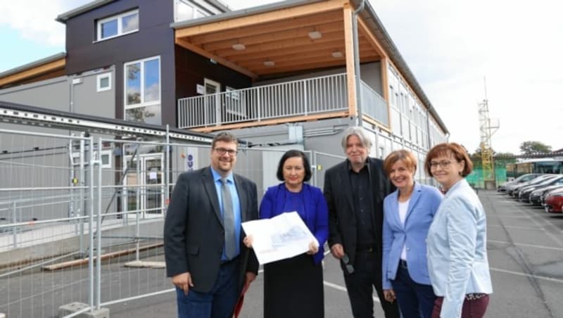 Gaben gestern erste Infos zur neuen AHS „Am Steinfeld 1“ in Graz-Reininghaus (v.l.n.r.): Martin Kremser, Abteilungsleiter für Budget der Bildungsdirektion Steiermark, Bildungsdirektorin Elisabeth Meixner, Edith Klesl-Tauchner von der Bundesimmobiliengesellschaft, Ingrid Gehrke, Standortkoordinatorin und künftige Direktorin sowie Klaus Tasch, Direktor des Klusemann-Gymnasiums. (Bild: Christian Jauschowetz)