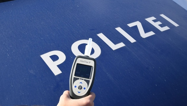 Police officers asked the intoxicated farmer and the alcoholic grandmother to take a blood alcohol test (Bild: P. Huber)