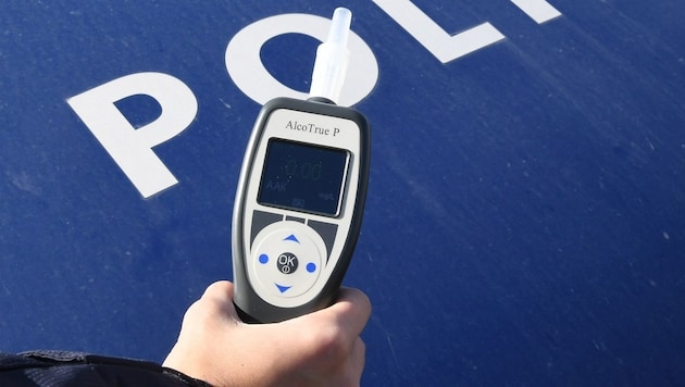 A breathalyzer test was carried out at the scene. (Bild: P. Huber)