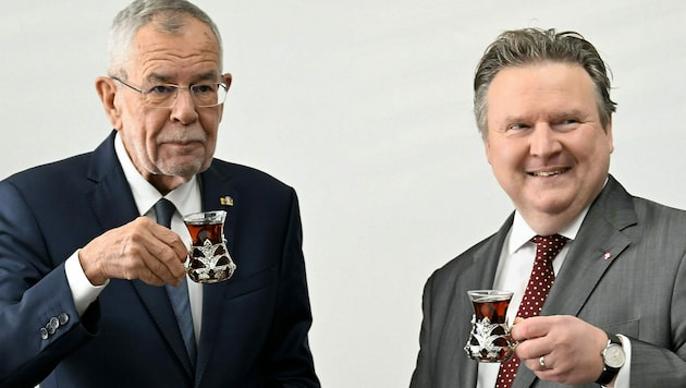 Bundespräsident Alexander Van der Bellen und Wiens Bürgermeister Michael Ludwig stärken sich mit einem türkischen Tee. (Bild: APA/HELMUT FOHRINGER)