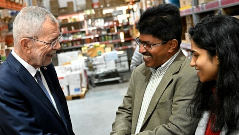 Van der Bellen im Gespräch mit Händlern am Großmarkt in Inzersdorf (Bild: APA/HELMUT FOHRINGER)