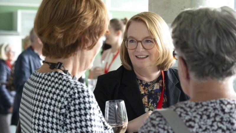 Zahlreiche Nachbarn waren „neugierig auf die Neue“ und folgten der Einladung der neuen künstlerischen Leiterin Bettina Masuch in Festspielhaus. (Bild: Barbara Elser)