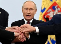 Kremlchef Wladimir Putin hielt nach der feierlichen Unterzeichnung der Abkommen die Hände seiner Statthalter in den „neuen russischen Gebieten“. (Bild: AP)