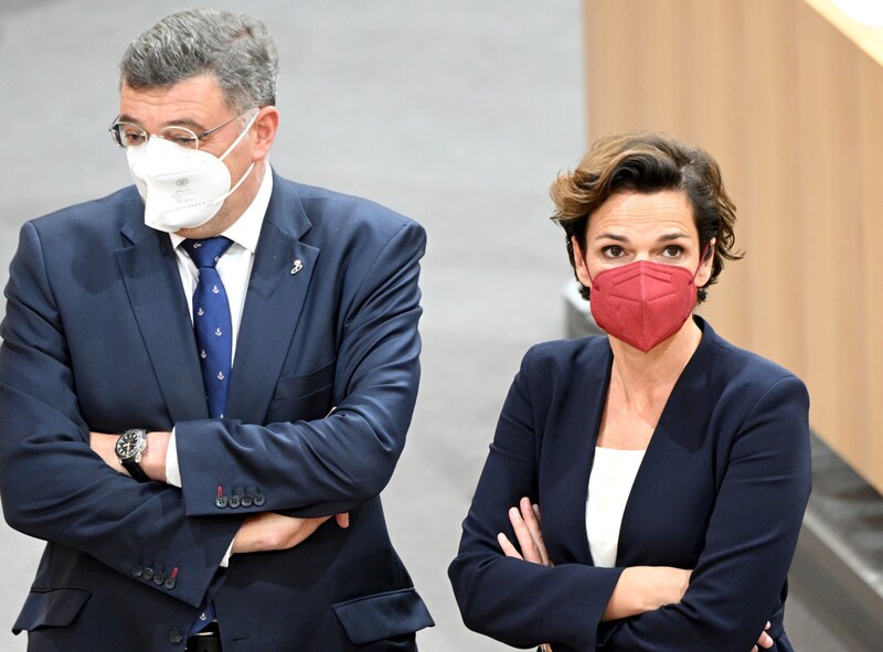 Jörg Leichtfried (SPÖ) und SPÖ-Chefin Pamela Rendi-Wagner (Bild: APA/ROLAND SCHLAGER)