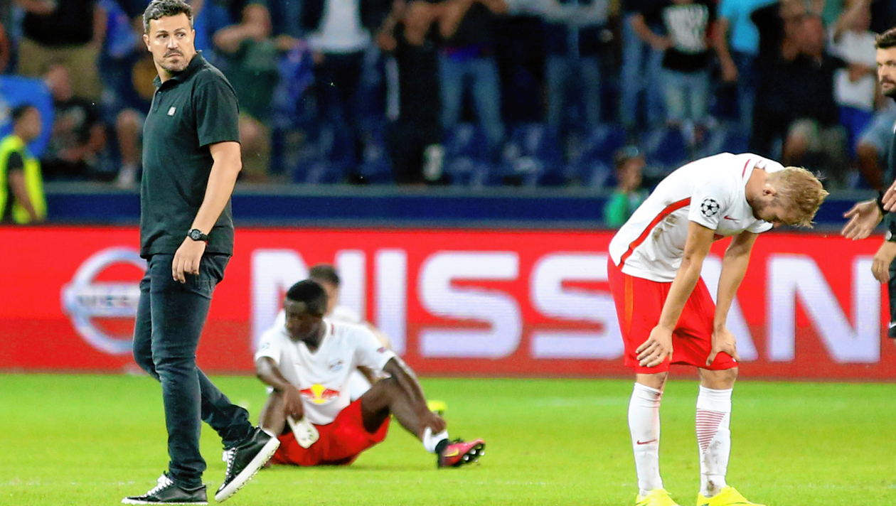 Hängende Köpfe: Salzburg-Trainer Oscar Garcia (l.) und Konrad Laimer konnten die Niederlage nicht fassen. (Bild: Andreas Tröster)
