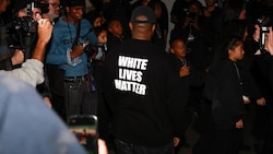 Kayne West trägt ein als rassistisch eingestuftes Shirt mit dem Aufdruck „White Lives Matter“. (Bild: BFA / Action Press / picturedesk.com)