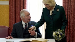 König Charles warnt Königin Camilla, dass Kugelschreiber „sehr temperamentvoll“ sein können. (Bild: APA/AFP/Photo by Andrew Milligan)