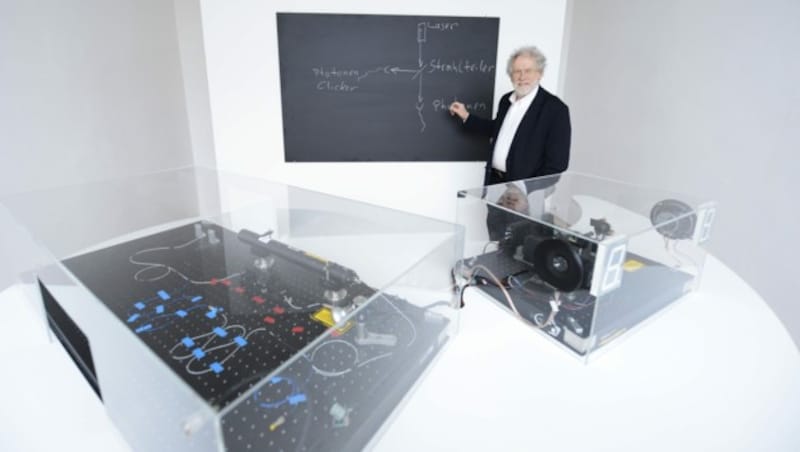 Anton Zeilinger in der Ausstellung „Anton Zeilinger - Quantenexperimente - Von der Möglichkeit zur Wirklichkeit“ im Jahr 2013 in Wien (Bild: APA/ROBERT JAEGER)