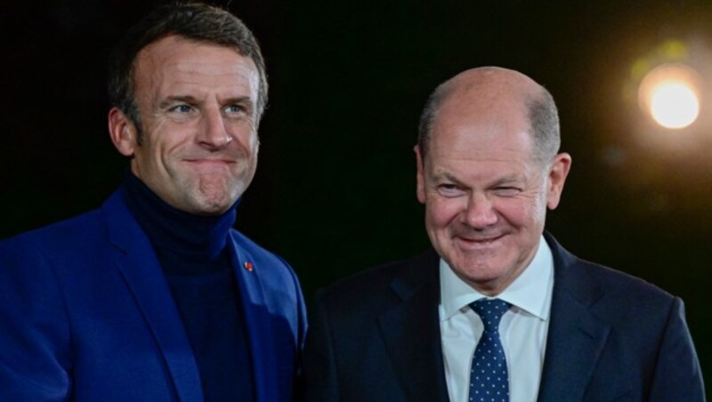 Der französische Präsident Emmanuel Macron beim deutschen Kanzler Olaf Scholz (Bild: APA/Photo by John MACDOUGALL/AFP)