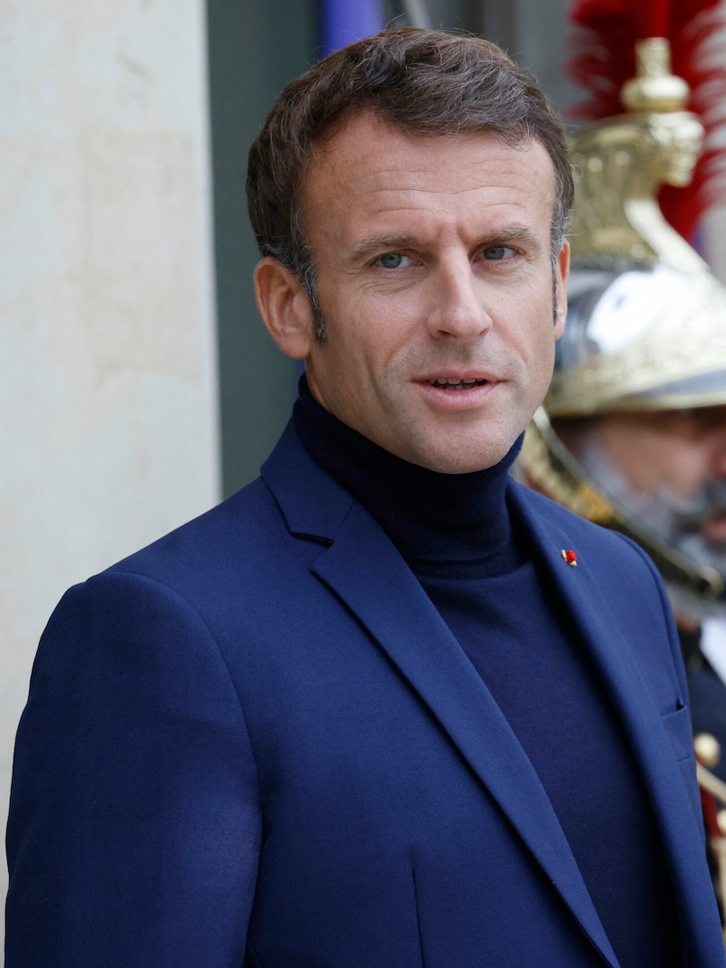 Emmanuel Macron trägt Rollkragenpullover, um den Franzosen ein Vorbild zu sein. (Bild: APA/Photo by Ludovic MARIN / POOL/AFP)