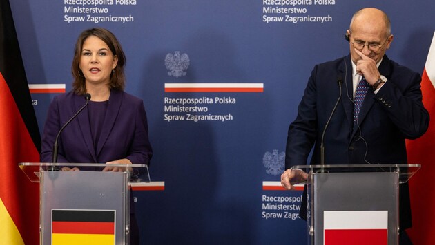 Annalena Baerbock und Polens Außenminister Zbigniew Rau (Bild: AFP)