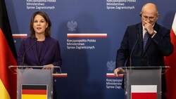 Annalena Baerbock und Polens Außenminister Zbigniew Rau (Bild: AFP)