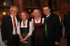 Landesrat Markus Achleitner und seine Gattin gemeinsam mit dem Ehepaar Zeilinger am Ball der Oberösterreicher im Jahr 2019. (Bild: Land OÖ/Mairinger)