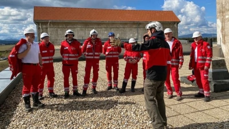 Retter trainieren im Tritolwerk für den Erdbeben-Einsatz (Bild: RK NÖ)