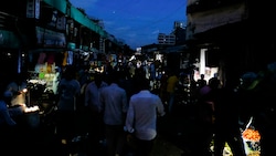 Bewohner der Hauptstadt Dhaka beleuchten mit Handys und Taschenlampen ihren Weg. (Bild: AP)