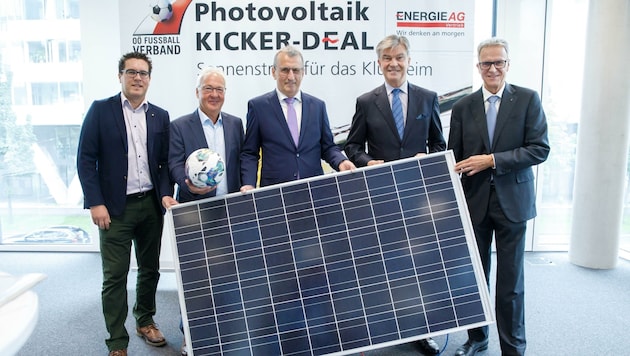 Von links: Oberndorfinger, Kronberger, Götschhofer (OÖFV), Steinecker, Dorninger (Energie AG) präsentieren den Deal. (Bild: HERMANN WAKOLBINGER)