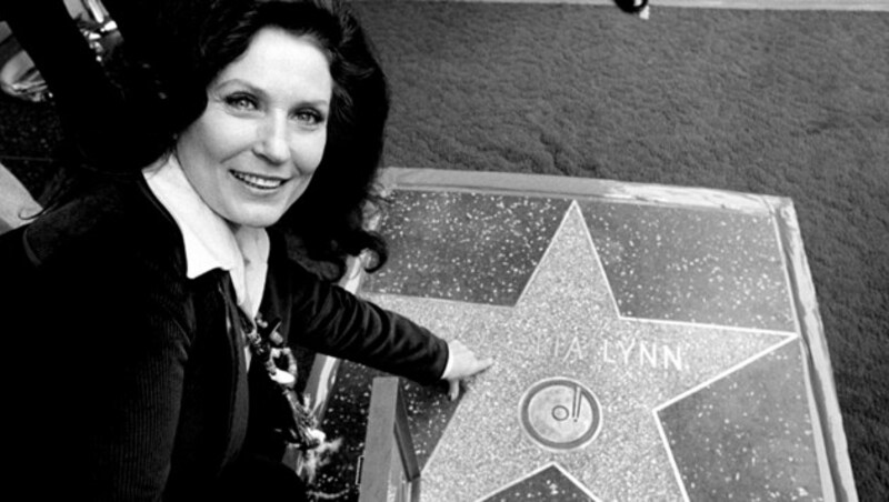 Loretta Lynn mit ihrem Stern am Walk of Fame in Los Angeles im Jahr 1978 (Bild: 1978 AP)