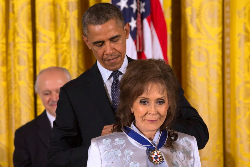 Barack Obama ehrte Loretta Lynn im Jahr 2013 mit der Presidential Medal of Freedom. (Bild: AP Photo/Jacquelyn Martin, File)