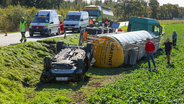 Nach dem Zusammenstoß in Gunskirchen wurden beide Fahrzeuge, ein Tankwagen und ein Pkw, in den Graben katapultiert (Bild: laumat.at/Matthias Lauber)