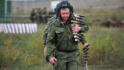 Russische Soldaten mit Munition (Archivbild) (Bild: AP)