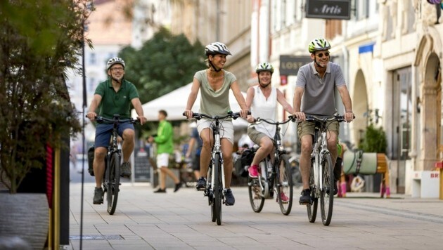 Radfahrende Touristen in Graz (Bild: Graz Tourismus/Tom Lamm)