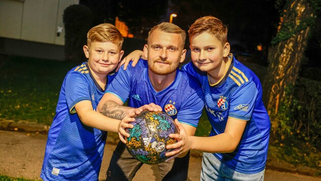 Stefan Šarić mit Söhnen David (12) und Lukas (8) in Dinamo-Montur. (Bild: Tschepp Markus)