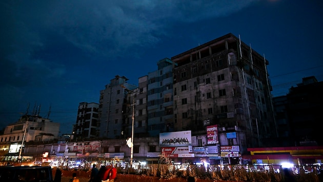 Stundenlang mussten die Bewohner Dhakas und anderer Großstädte ohne Elektritzität ausharren. (Bild: APA/AFP/Munir Uz Zaman)