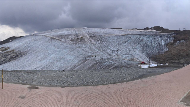 Das letzte Webcam-Bild vom Gletscher in Les Deux Alpes stammt vom 5. August 2022. Seither gab es zwar 30 bis 40 Zentimeter Neuschnee, bis Mitte September schmolz das „ewige Eis“ aber auch noch weiter ab. (Bild: Webcam/Screenshot)