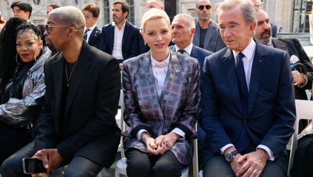 Fürstin Charlène von Monaco und Bernard Arnault in der Front Row der Präsentation der Damenkollektion von Louis Vuitton für den Frühling/Sommer 2023 (Bild: www.viennareport.at)